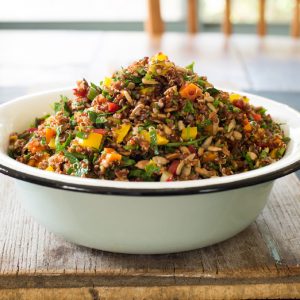 סלט קינואה צבעוני - עם קוביות גזר אפויות, פלפלים ושקדים קלויים