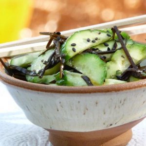 סלמון צרוב על סלט קינואה ומלפפונים מרענן (ארוחה בכלי אחד)