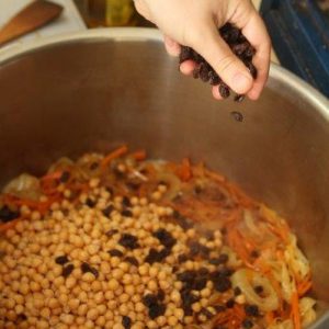 אושפלאו - קדרת עוף ואורז עם גזר, בצל וגרגרי חומוס (ללא גלוטן)