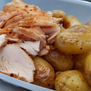 פסטרמה סטייל (פרוסות חזה עוף צלוי) עם תפוחי אדמה קטנים