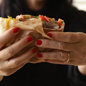 שווארמה (פרוסות פרגית מתובלת וצלוייה) ובצד טחינה